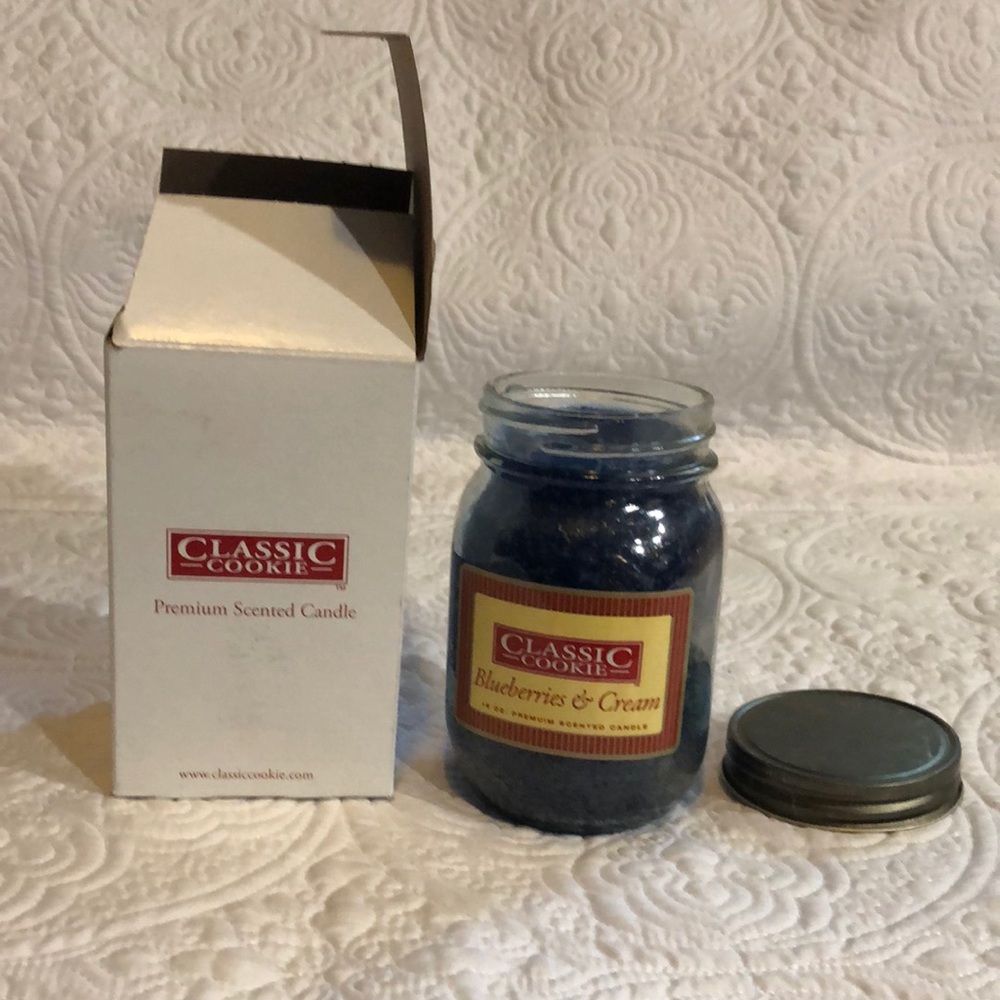 Classic Cookie blueberries and cream candle, NWT‎